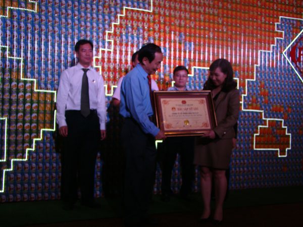 Bản[-]đồ[-]thế[-]giới[-]được[-]làm[-]từ[-]hơn[-]3.700[-]lon[-]đóng[-]hộp